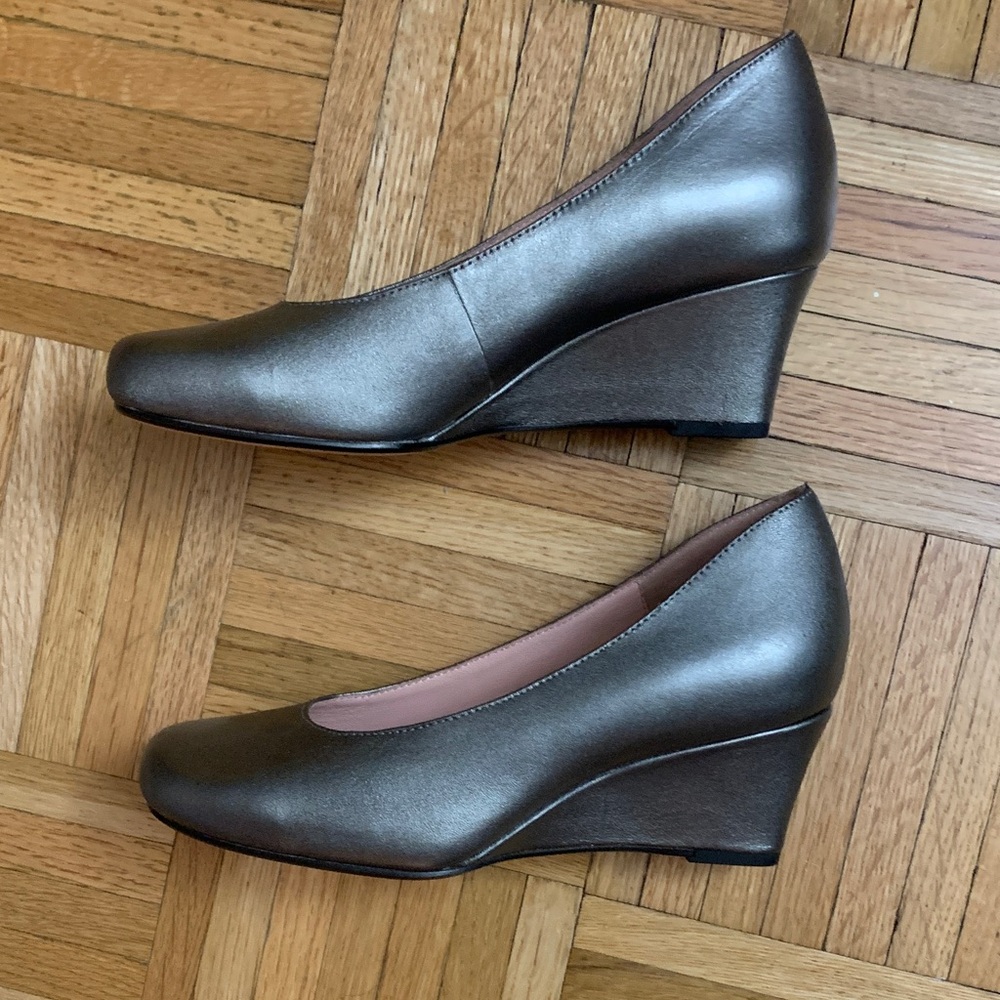 UNWORN Taryn Rose Metallic “Tajio” Wedge Pump - Women’s Size 6.5